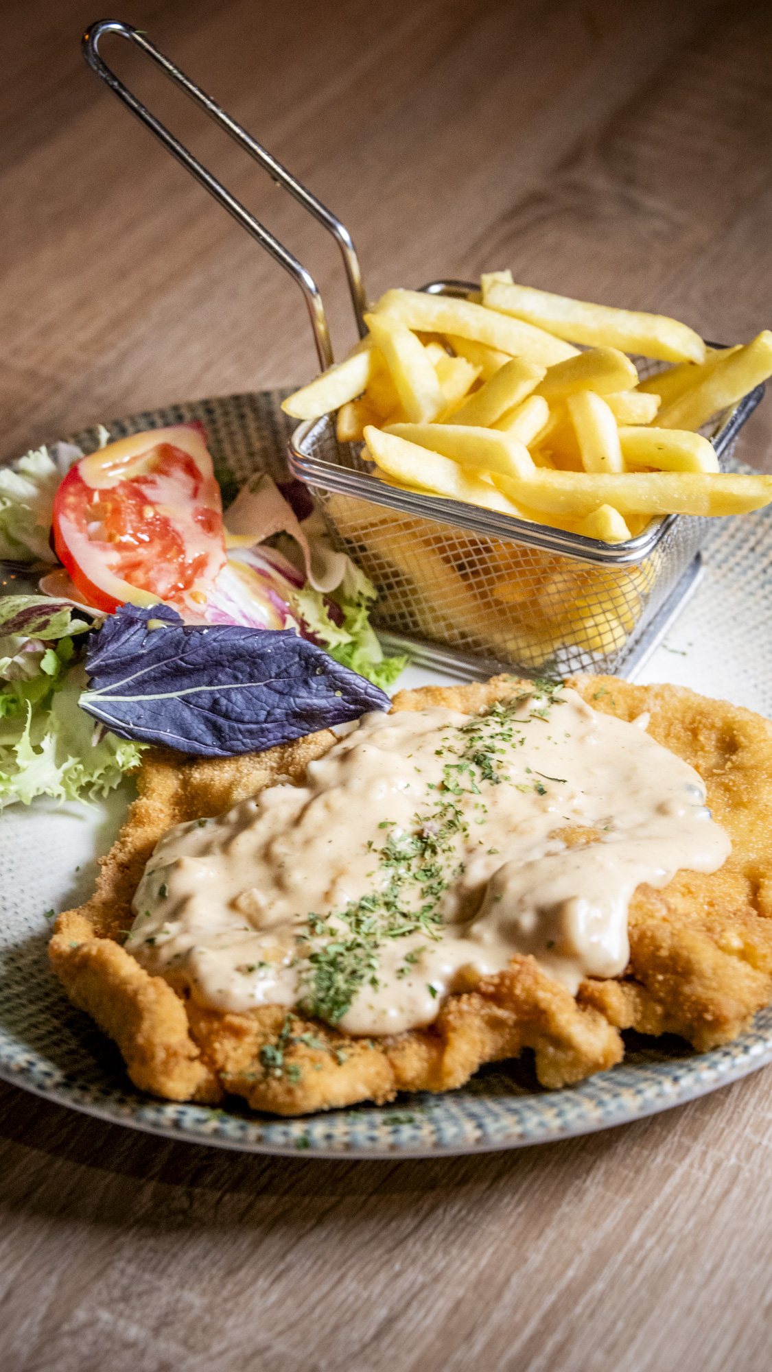 Escalope casero con salsa y patatas